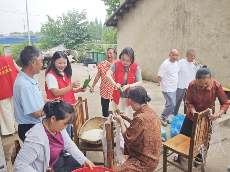 粽香传情暖端午 党建聚力护老小 鲇鱼须镇开展端午敬老关爱活动
