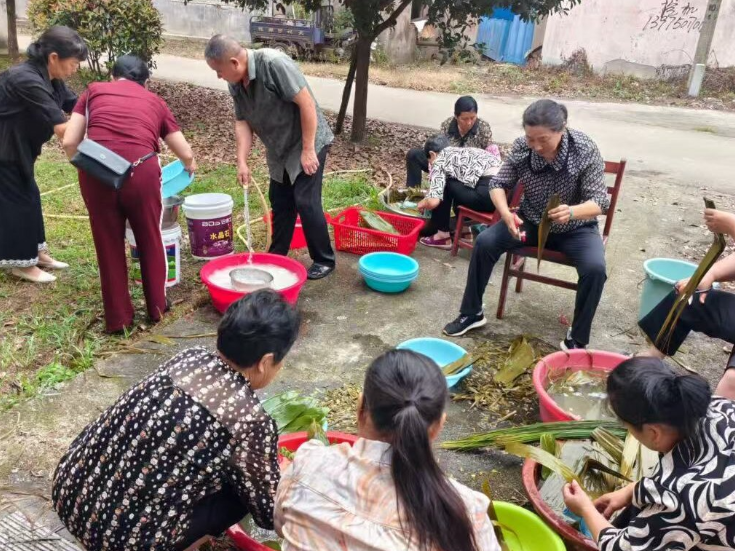 传承端午民俗 传递暖心温情 万庾镇月形村以文明实践润和美乡风