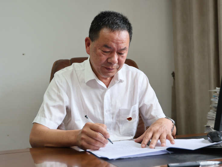 党旗在基层一线高高飘扬|李隆庆：深耕乡村振兴 躬身为民解忧