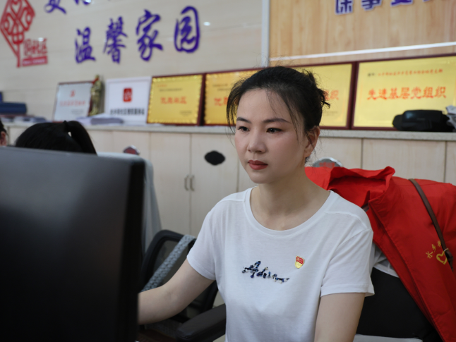党旗在基层一线高高飘扬|贺能：扎根基层守初心 党建领航暖民心