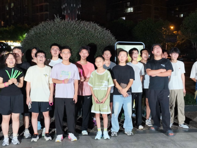 华容县趣味夜跑活动赋能青年多彩夜间生活