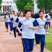 “一市一款”落地 新校服“扮靓”华容校园