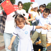 华容县容城幼儿园举行“重走长征路”户外亲子徒步闯关活动
