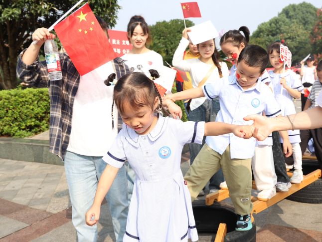 华容县容城幼儿园举行“重走长征路”户外亲子徒步闯关活动