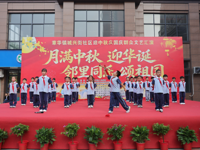 邻里同乐庆双节 文化惠民暖人心