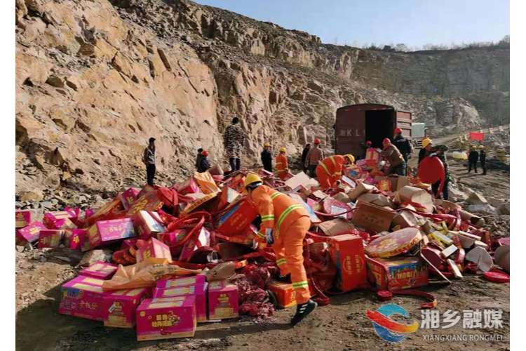 湘乡集中销毁3000余件非法烟花爆竹