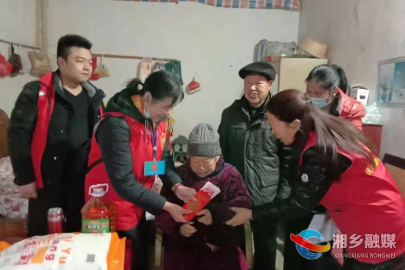 湘乡市龙城志愿者协会寒冬送暖 慰问特困老人特困学生