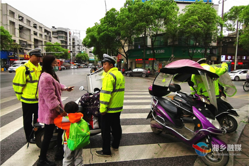 【预防和压减道路交通事故专项整治】拆“伞”没商量！湘乡严查摩托车电动车加装遮阳伞