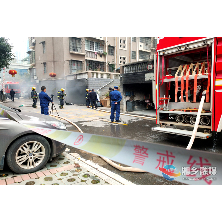 湘乡市一小区地下车库失火 20多辆摩托车电动车被烧毁
