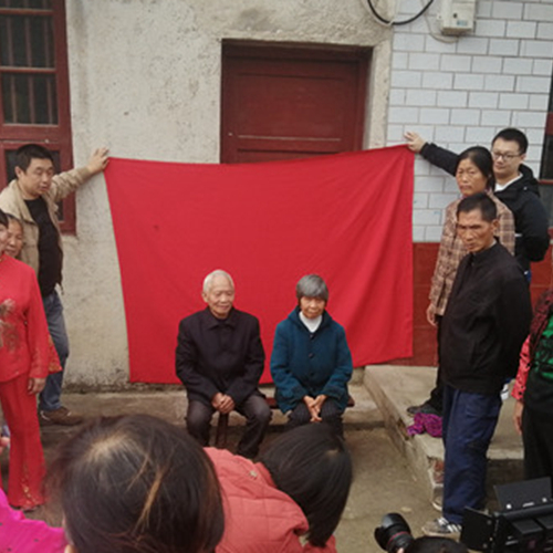 定格最美夕阳红！湘乡市摄影家走进山村为老人免费拍照