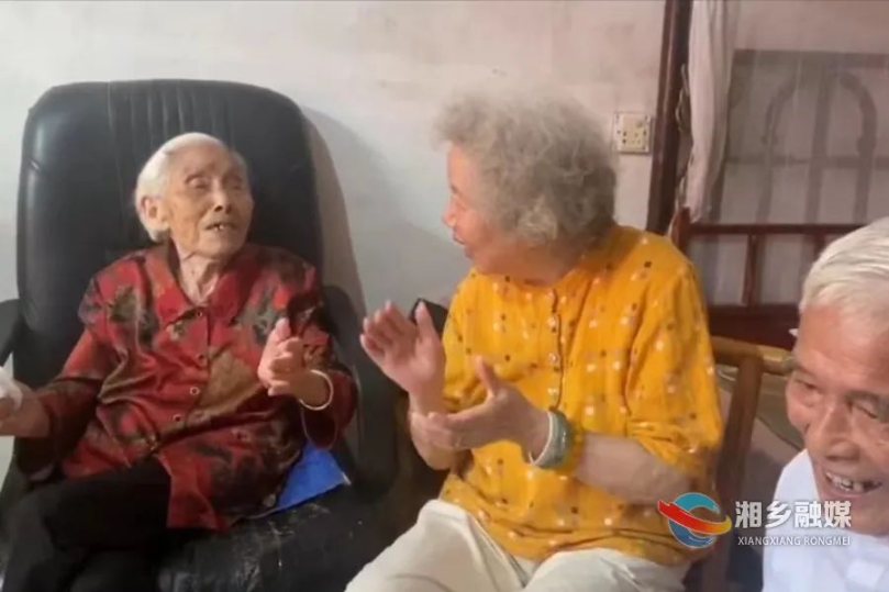 湘乡99岁老人寿宴唱红歌 赢得掌声一片！