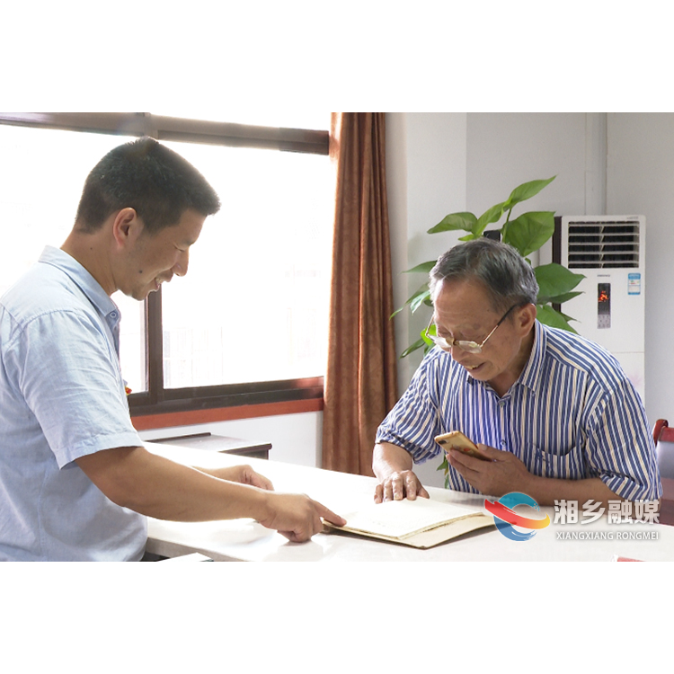 56年党龄有据可查 湘乡八旬老人收到“迟到”纪念章