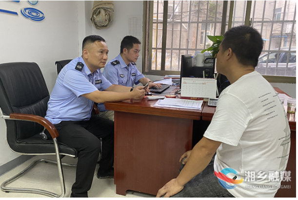 湘乡市有关部门依法查处一起向河道倾倒建筑垃圾行为