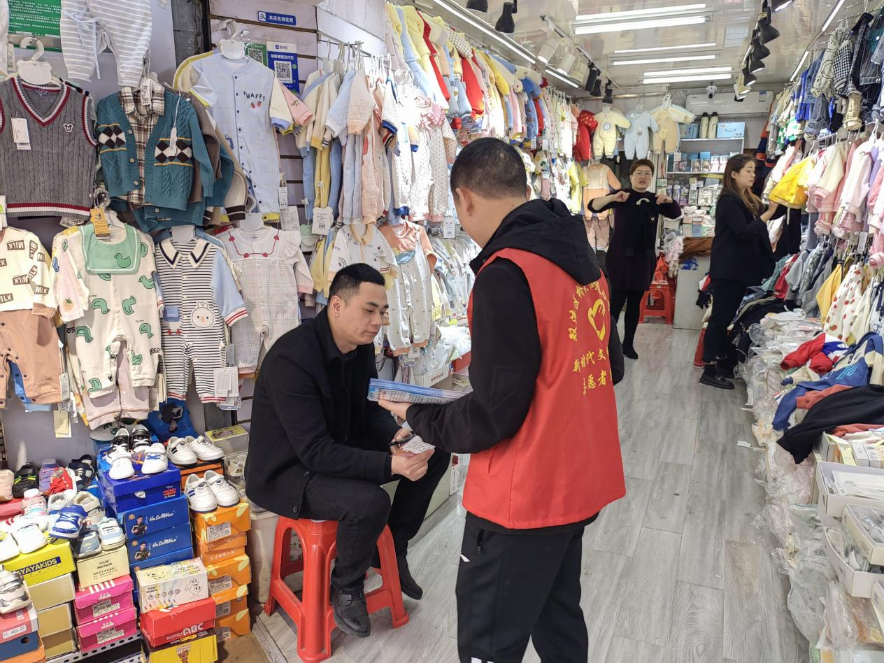 桥头街道肖家排社区开展“优化营商环境”宣传走访活动(图1)