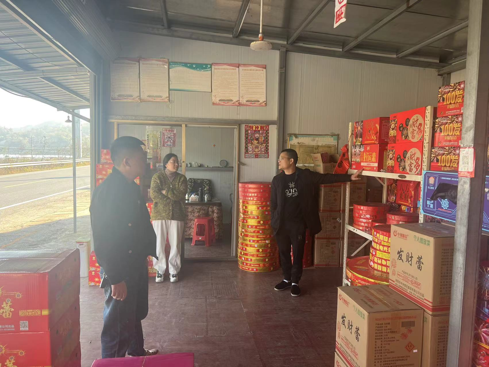 双清区爱莲街道开展烟花爆竹安全排查行动助力优化营商环境(图1)