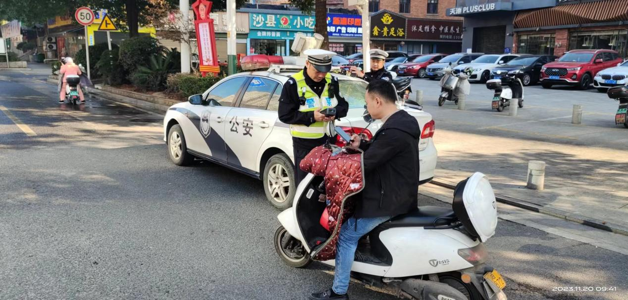 双清交警持续开展电动车专项整治 助力双清营商环境优化(图1)