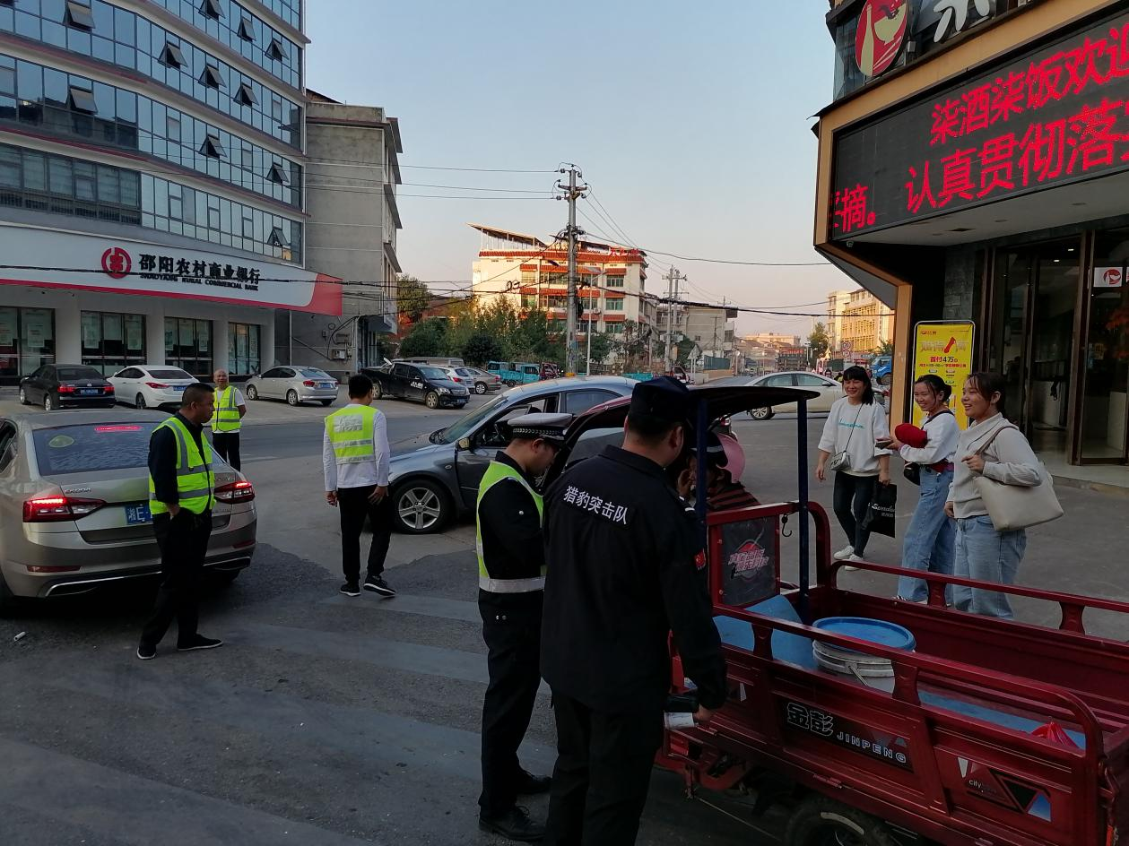 双清区高崇山镇：开展交通劝导，打造良好营商环境(图1)