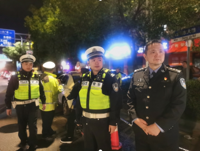 双清交警：整治“飙车炸街”  优化营商环境(图1)