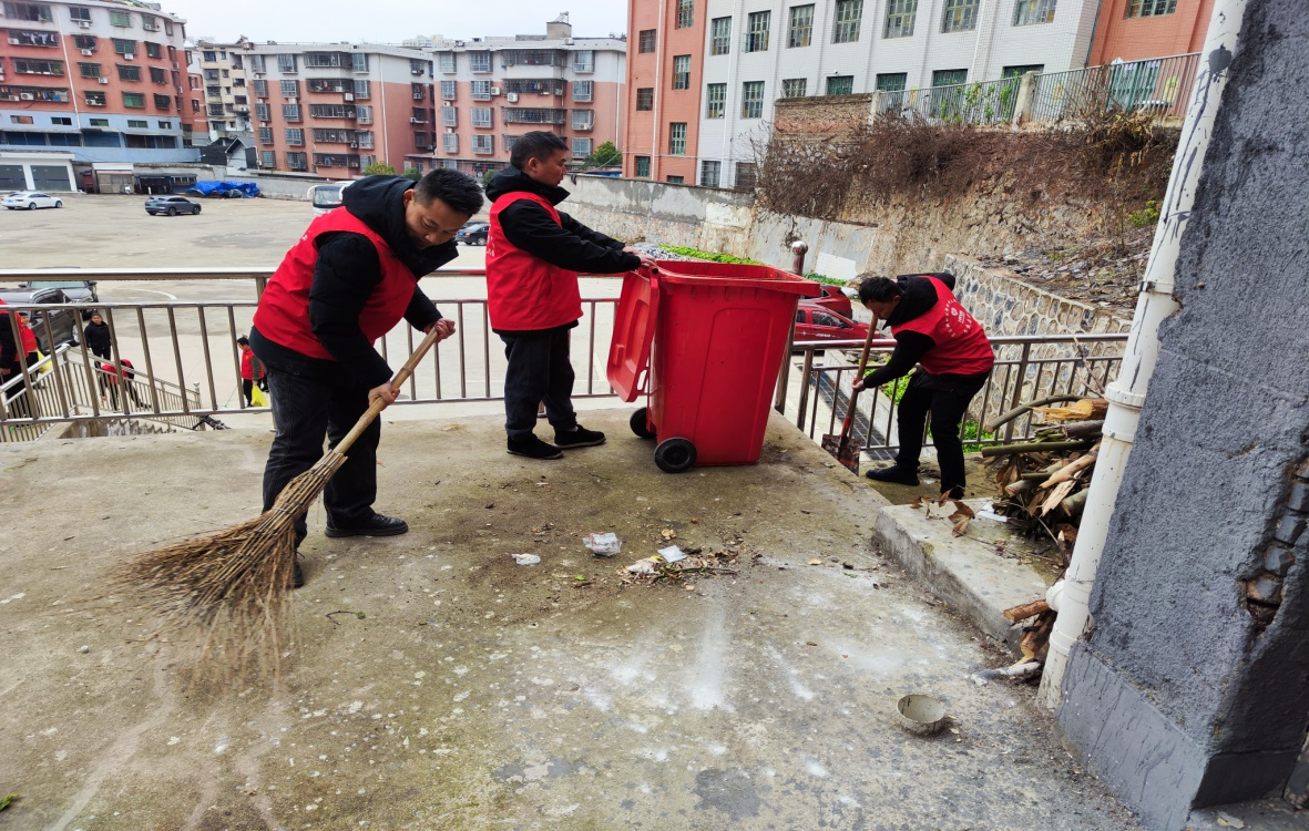 桥头街道：学习雷锋见行动 清扫家园促文明(图3)