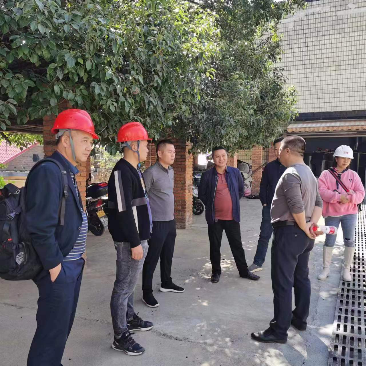 优化营商环境|区领导带队督查城镇老旧小区改造项目(图1)