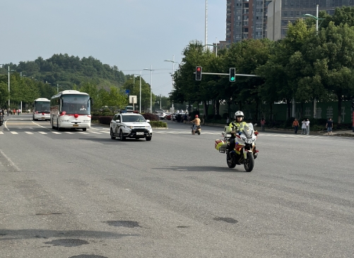 为高考保驾护航 双清交警全力以赴(图2)