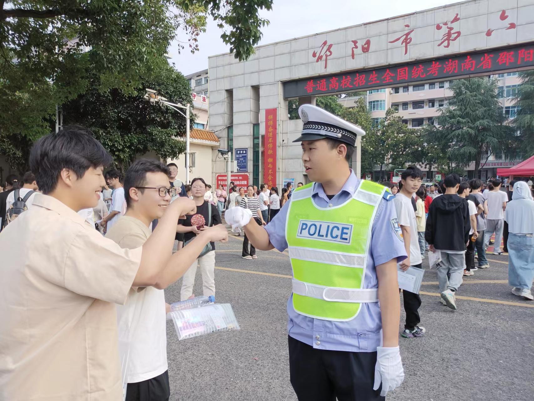 为高考保驾护航 双清交警全力以赴(图1)
