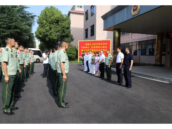 双清区领导“八一”前夕走访慰问驻军部队和消防救援人员