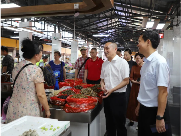 区委书记赵逢春调研三眼井食品城农贸市场升级改造工作