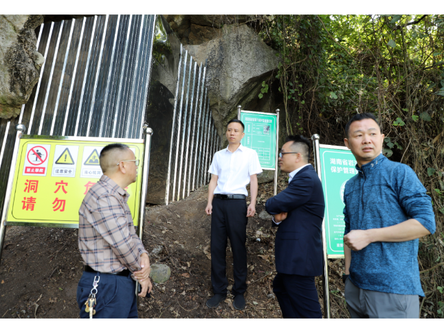 胡书伟督导溶洞垃圾污染排查整治工作