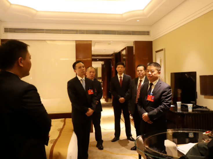 刘文龙、胡书伟带队看望区人大代表
