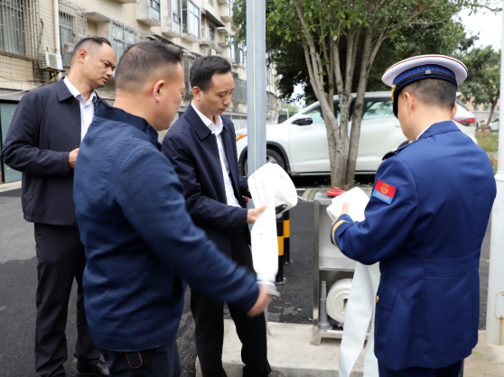 胡书伟现场督导12345热线涉小区消防与物业治理工作