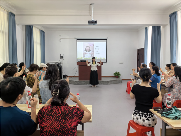 拥抱阳光心态，乐享幸福晚年——区政协主席何美艳为老干部大学学员讲授心理辅导课