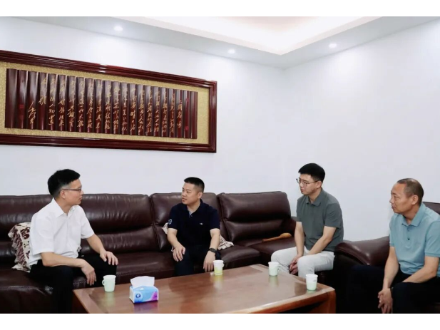 区委书记刘文龙走访看望老同志