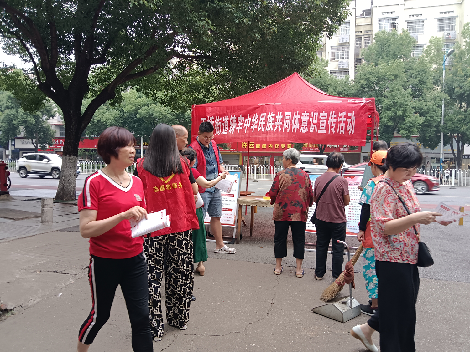 石桥街道大力开展“铸牢中华民族共同体意识” 宣传活动(图1)