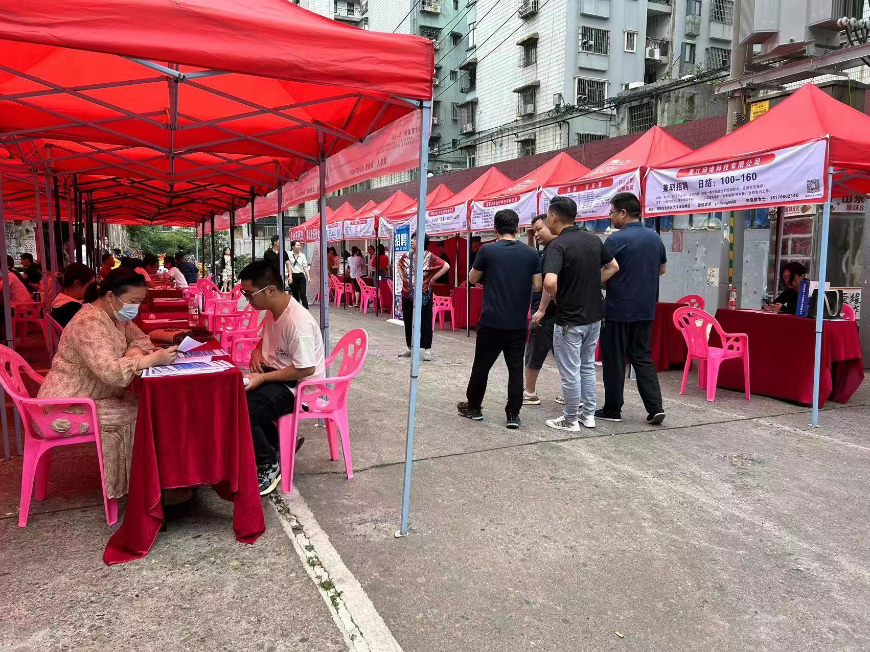 东风路街道办事处开展“党建引领基层治理 ，心系群众情系民生”暨2023年邵阳市双清区就业帮扶进邵水桥社区专场招聘会(图1)