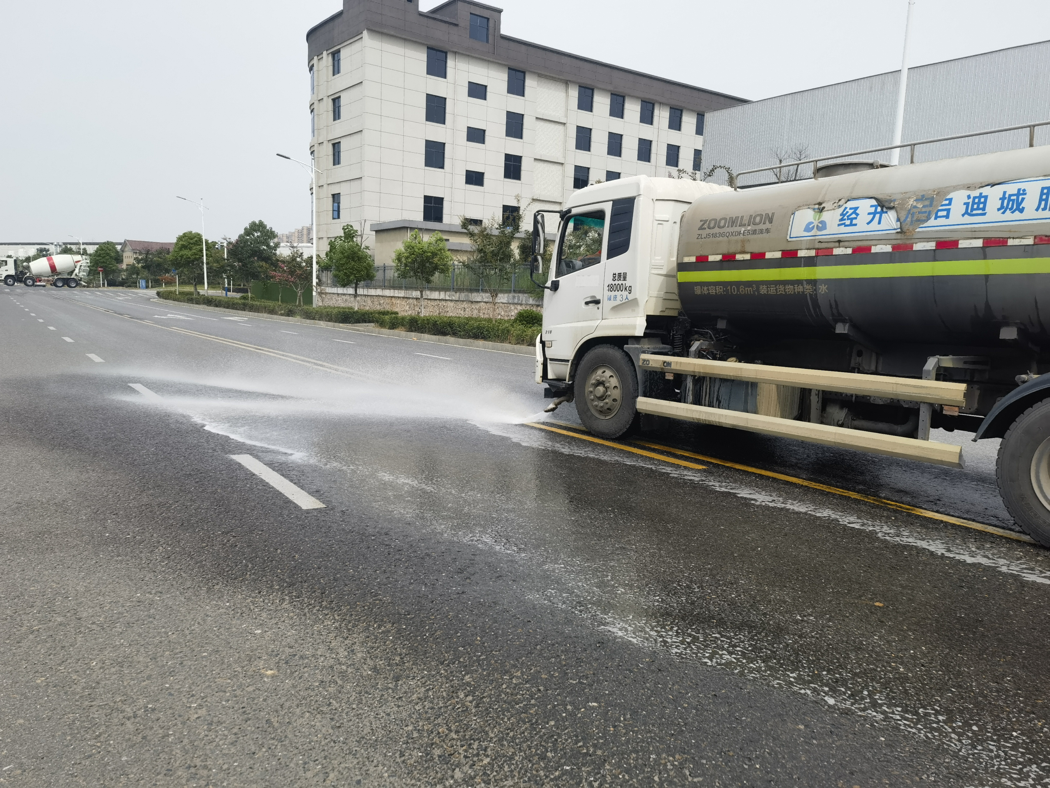 双清区高崇山镇：治理道路扬尘，打好蓝天保卫战(图1)