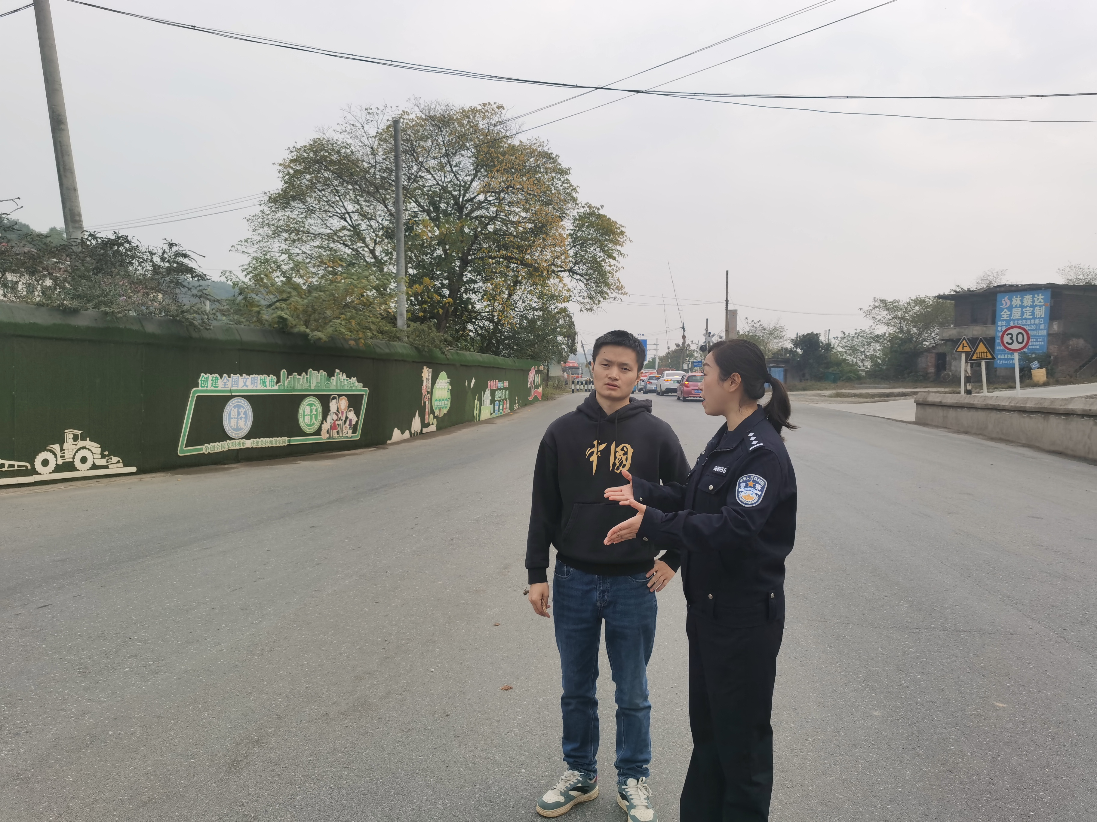 优化营商环境|双清交警大队、区公路局联合开展道路交通安全隐患排查与治理工作(图1)