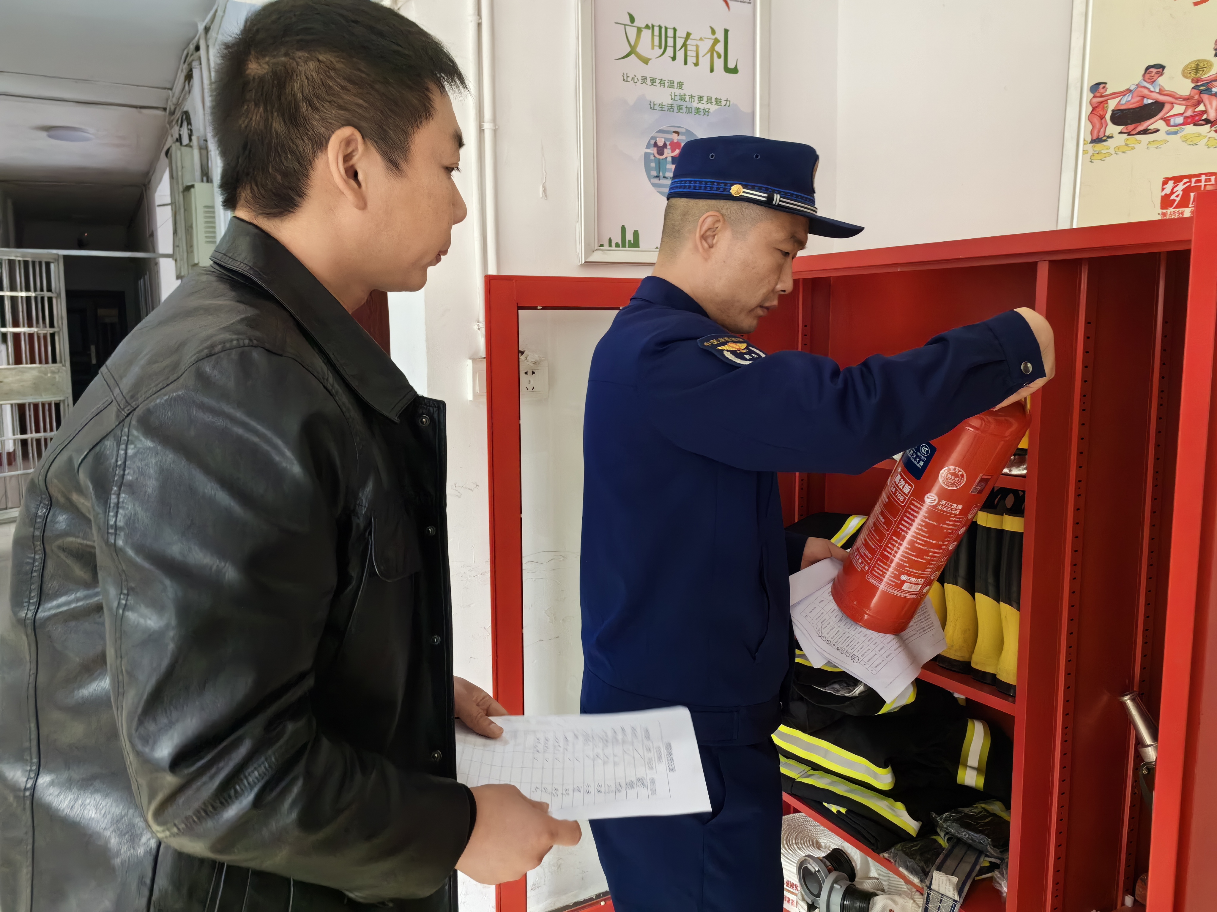 双清区消防救援大队深入老旧小区开展消防设施专项检查，助力优化营商环境(图1)