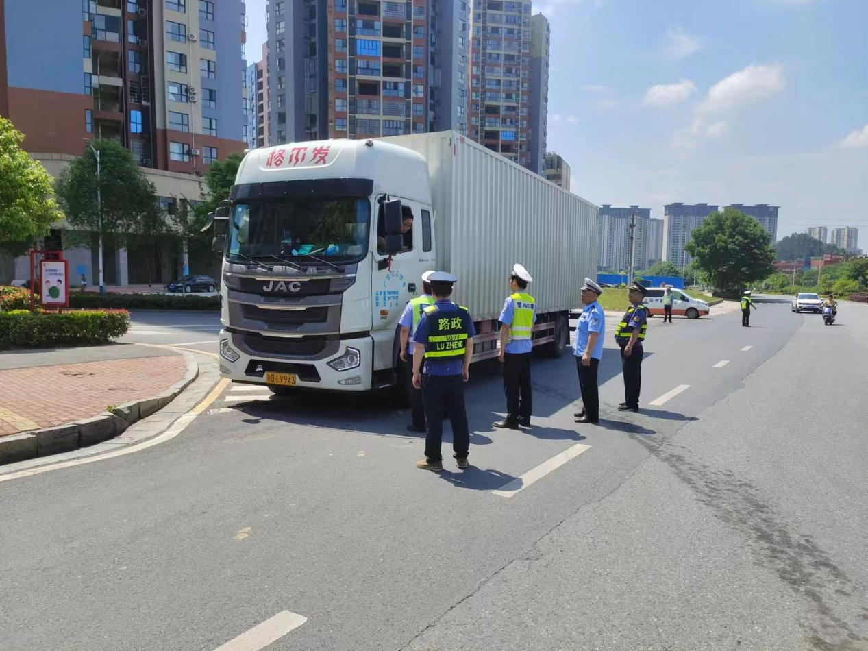 优化营商环境|双清区深入开展治理货运车辆超限超载“雷霆行动”(图1)