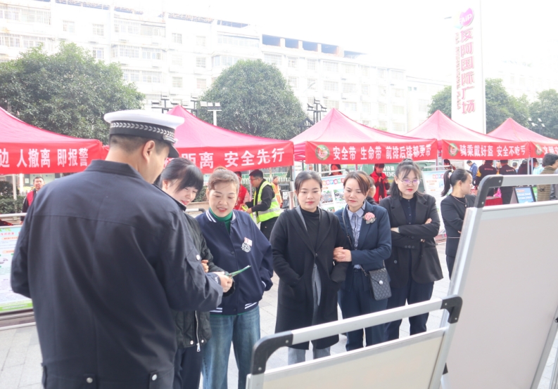 双清交警：强化交通安全宣传，优化辖区营商环境(图1)