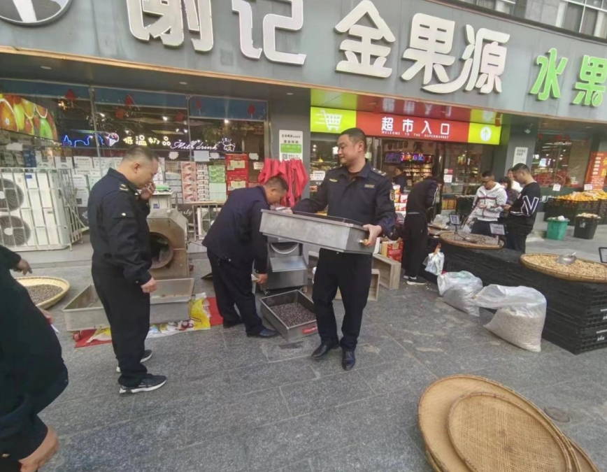 区城管局优化营商环境 开展市容环境综合整治(图1)