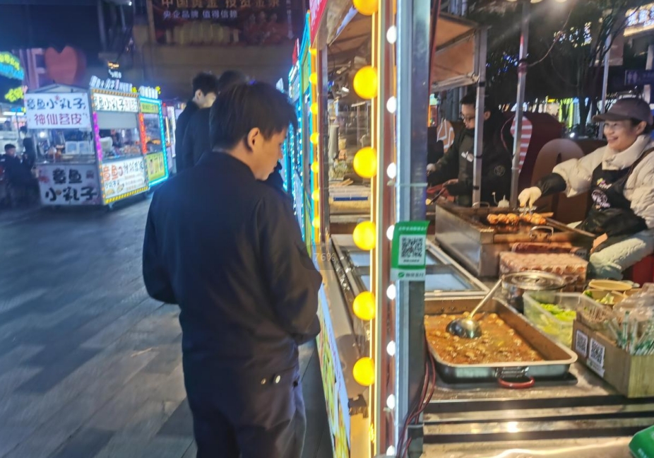 主动靠前规范管理流动摊贩——双清区城管局真抓实干助力优化营商环境(图1)