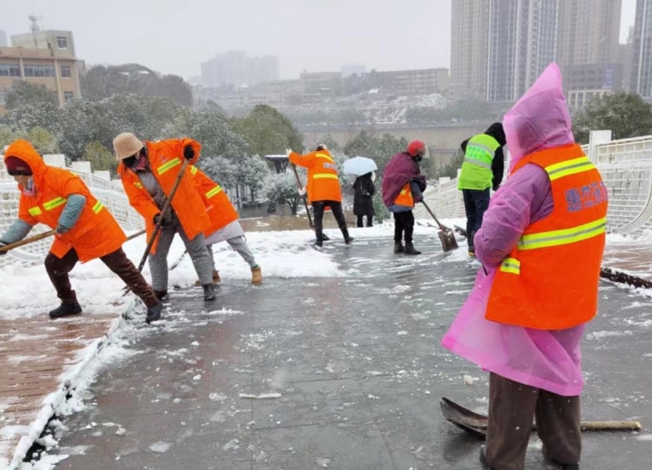 双清城管：与瑞雪共舞 护城市平安(图3)