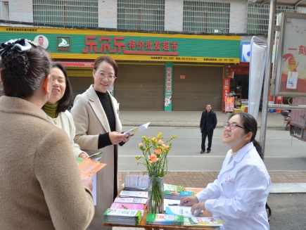 创文进行时|“传承雷锋精神，志愿你我同行“高崇山镇中心卫生院开展学雷锋义诊活动(图1)