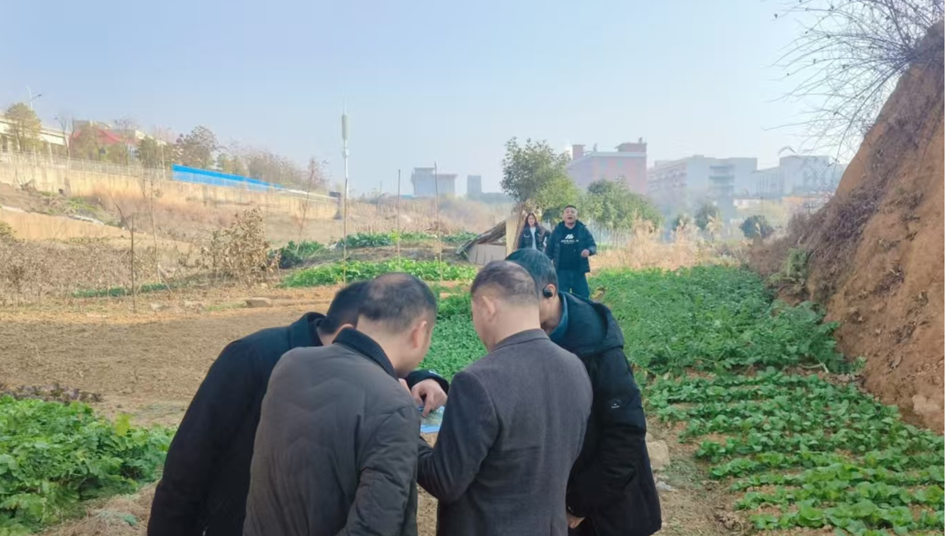  双清区联合经开区视察红旗河，共谋生态保护新篇章(图2)