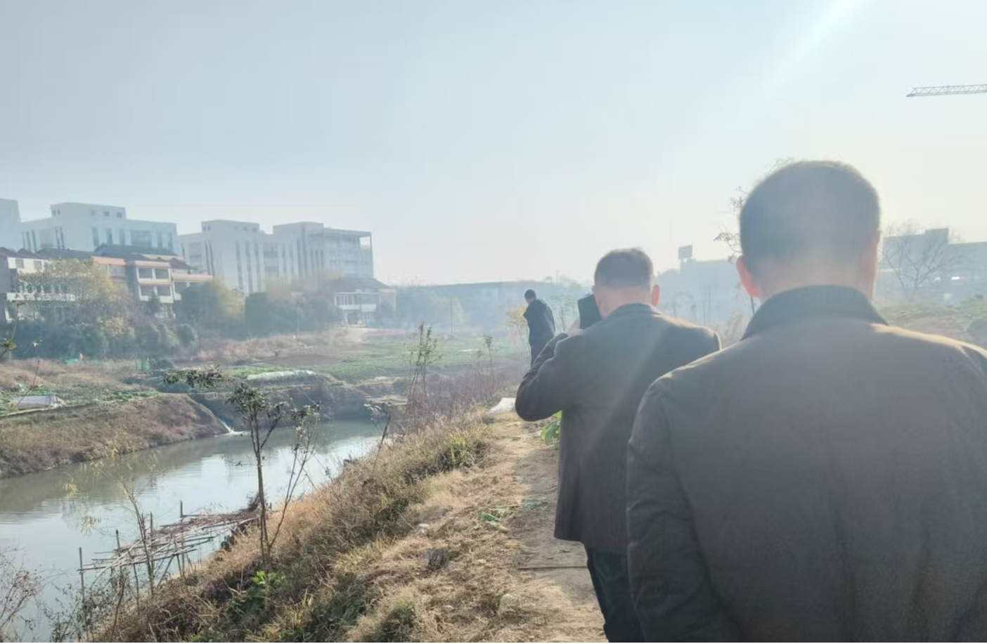  双清区联合经开区视察红旗河，共谋生态保护新篇章(图1)