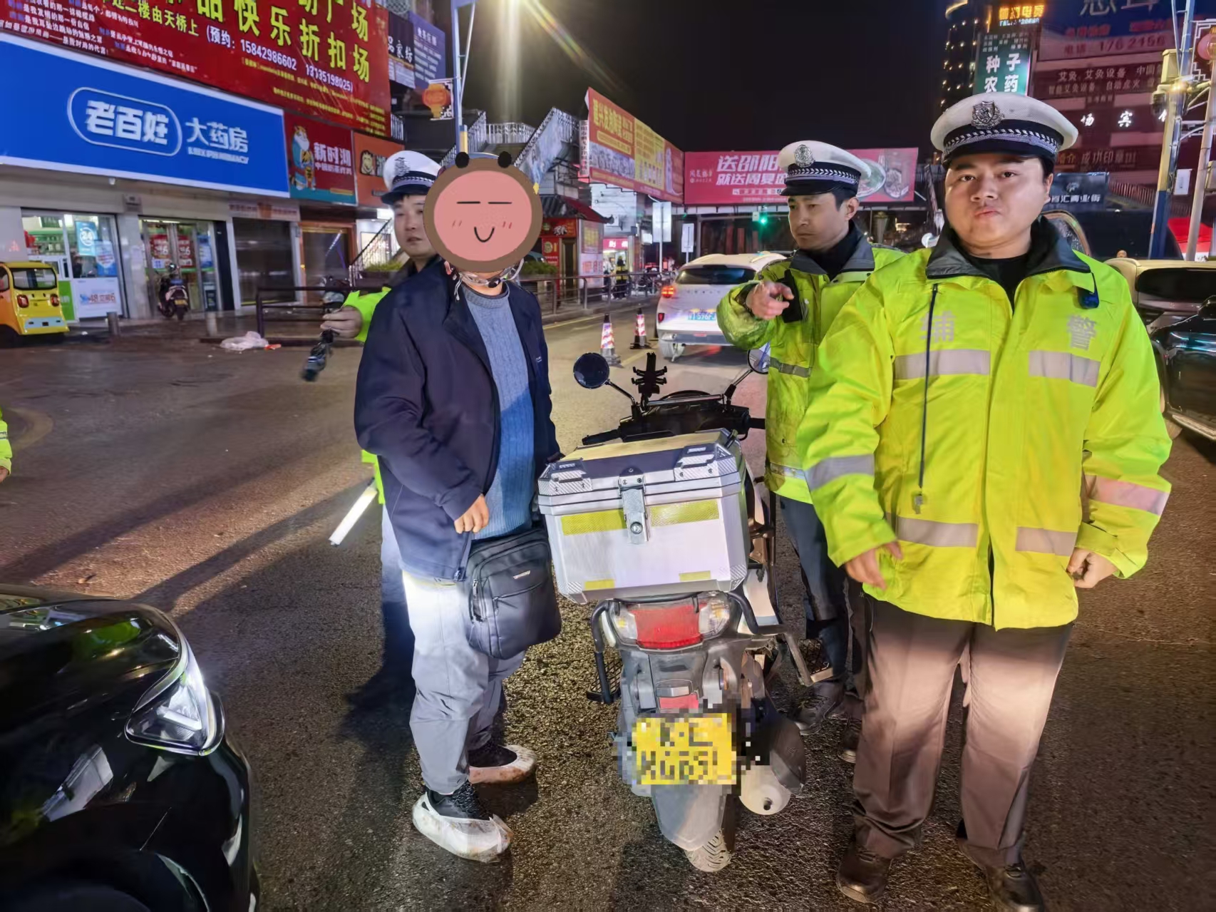 交警.jpg 交警.jpg
