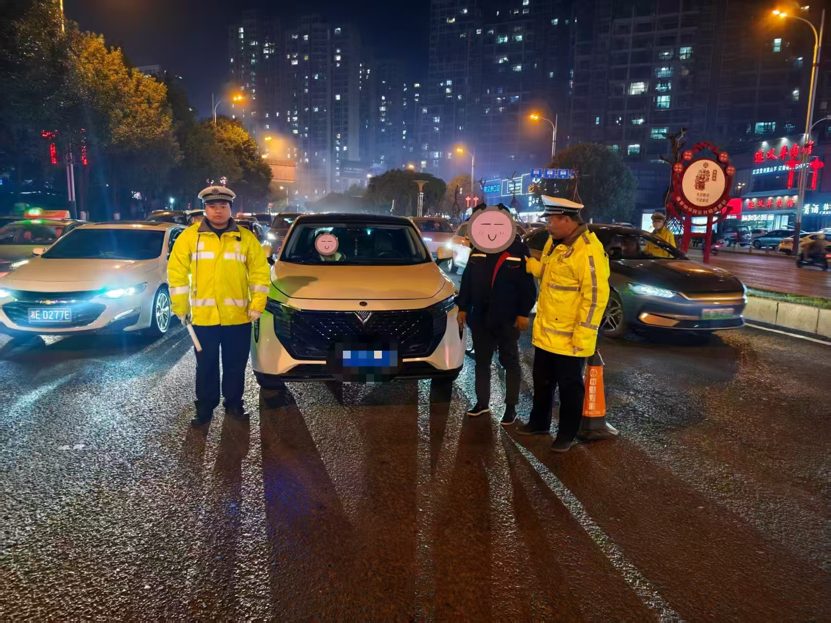 交警1.jpg 交警1.jpg