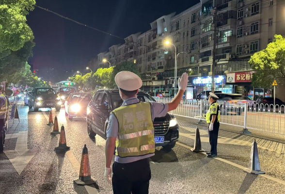 整秩序、除隐患、降事故 双清交警开展夜查行动 筑牢出行安全防线