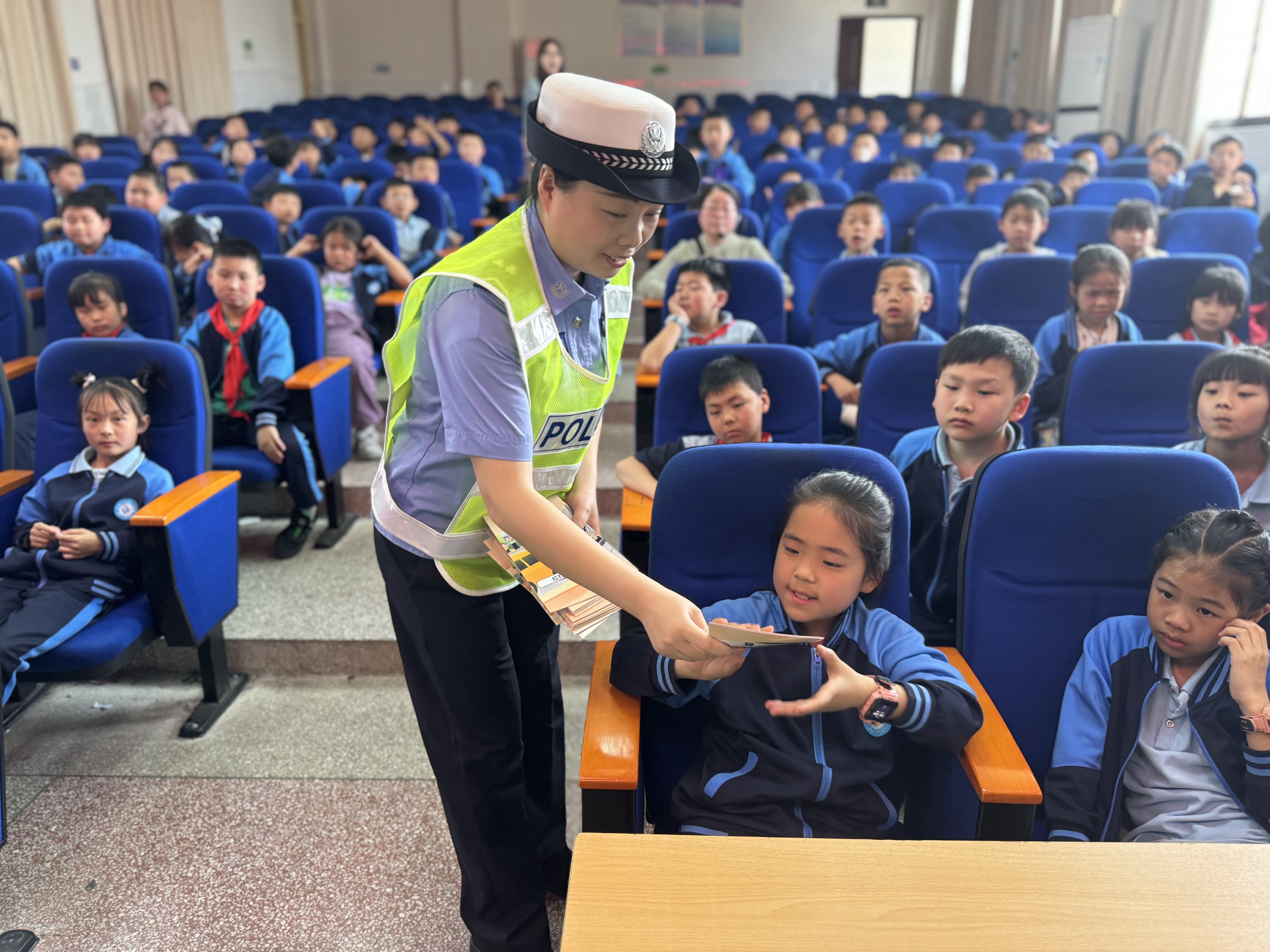 双清交警：紧抓 “一盔一带”，为出行安全 “保驾护航”(图3)